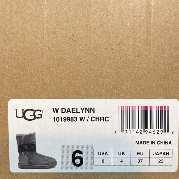 UGG Classic Daelynn Boot - Picture 4 of 9